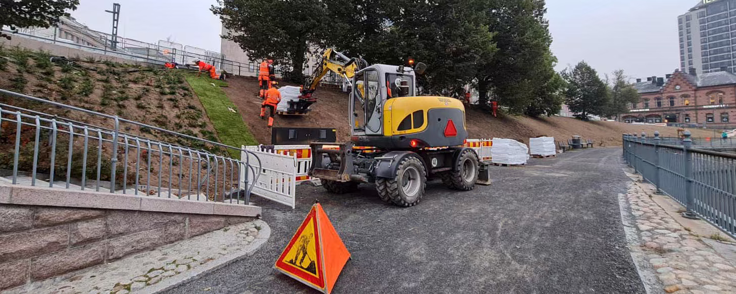 Kaivinkone maanrakennustyössä pihalla Tampereella